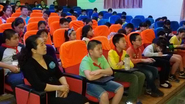 育才小学主会场的五年级学生聆听赏识教育专家曾桂安先生的讲座